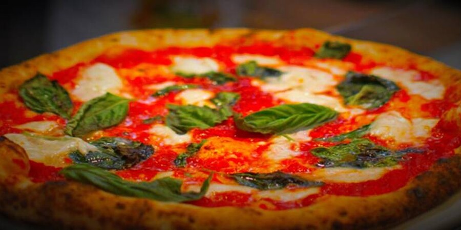 Traditional Neapolitan Pizza In Philly: With American pizza diverging into multiple regional styles and variations, some traditionalists are trying to bring it back to its Italian origins. These pizzas follow the strict standards of their birthplace: San Marzano tomatoes, high-protein wheat flour and stone ovens fired by oak wood. The elastic, tender crust should be marked by charring and is typically eaten by knife and fork.