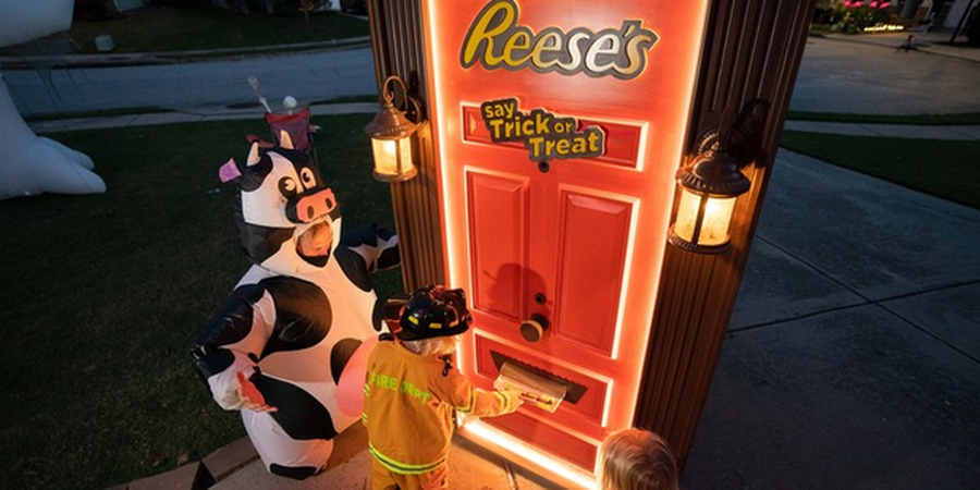 Reese's Peanut Butter Cups Trick- or-Treat Door